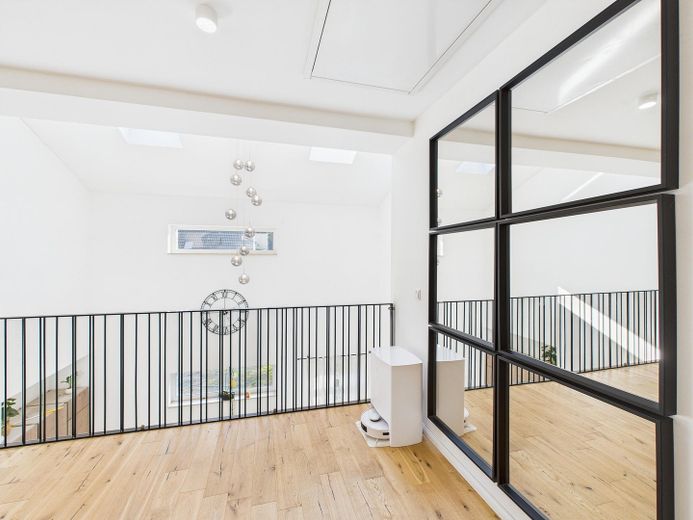 Charmante und energieeffiziente Architektenvilla mit hochwertiger Ausstattung – Flur im OG