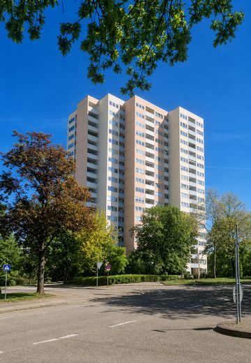 Bezugsfreie 4-Zi.-Wohnung inkl. TG-Stellplatz & Traumaussicht! – Hausansicht