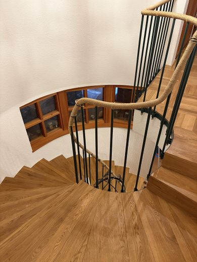 Wohnen mit Charakter: Charmantes Einfamilienhaus mit großem Garten & Kamin – Holztreppe