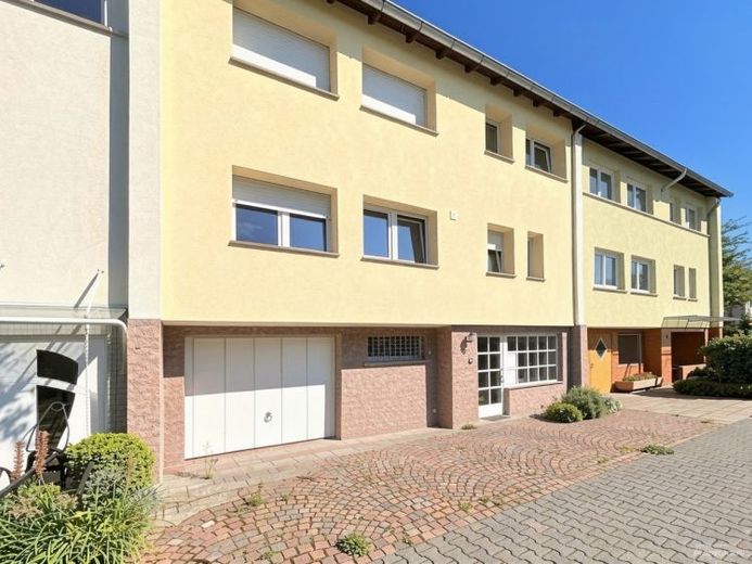 Attraente casa trifamiliare a Mannheim-Neckarstadt – investimento immobiliare con potenziale di sviluppo – Foto 1