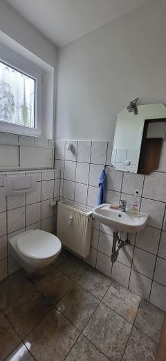 Gäste-WC Wohnung re. 