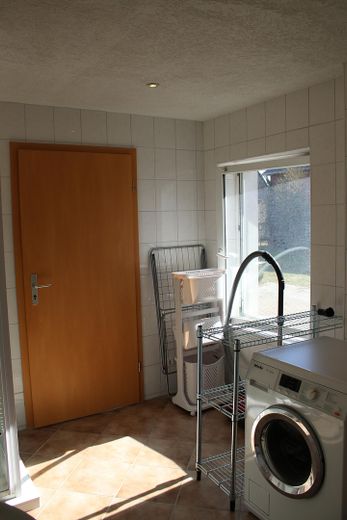 Geschützter Vierseithof mit mehreren Nebengebäuden und weitläufigem Garten – Foto 36