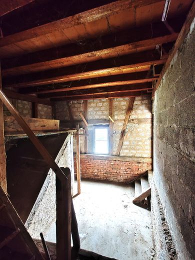 Bien immobilier exceptionnel avec potentiel : grange massive en zone résidentielle avec sous-sol – Innen rechts