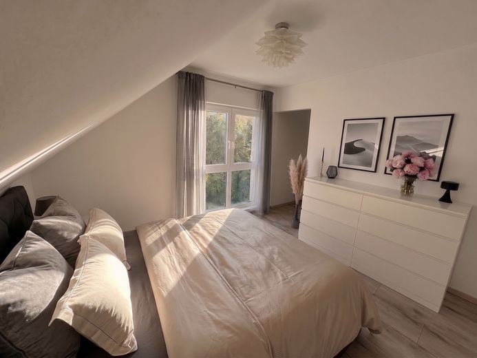 Neubau-Komfort ohne Baurisiko: Fertiges KfW 40 Einfamilienhaus mit Weitblick - provisionsfrei – Schlafzimmer mit Abendsonne