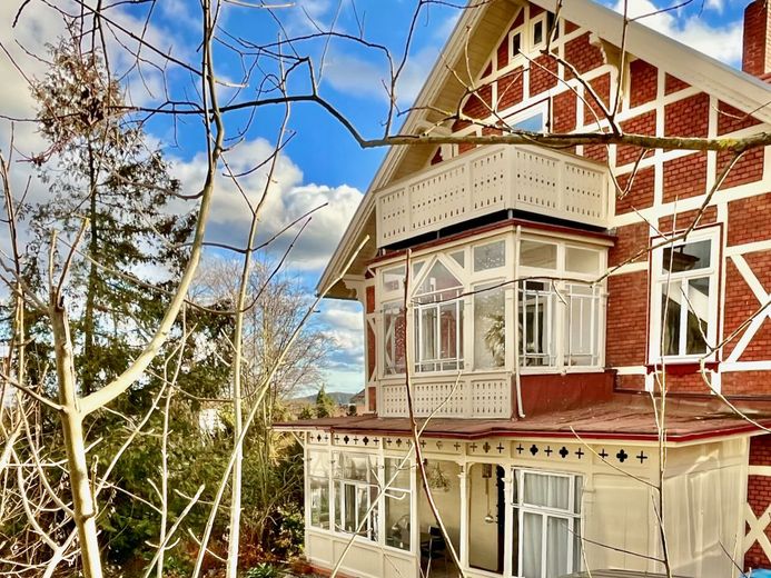Sanierte bezugsfertige Villa mit Weitblick für Eigennutzung und/oder Kapitalanlage – Eingangsseitig