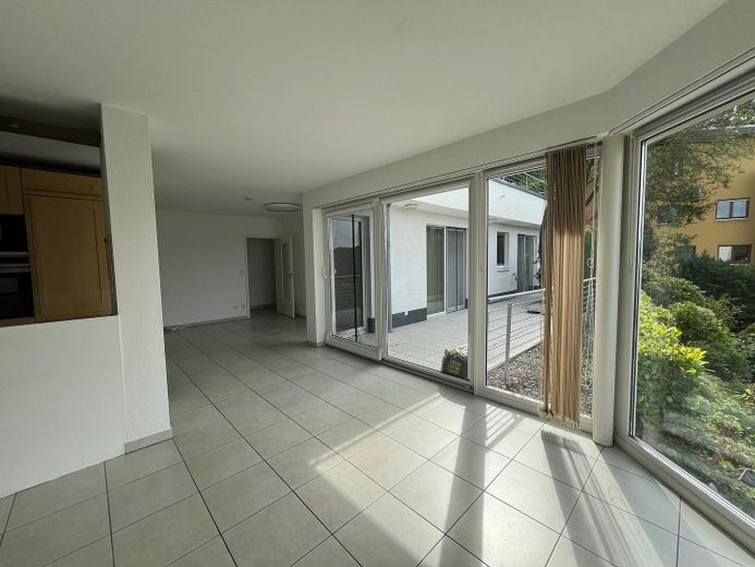 Exclusivo piso con terraza, vistas de ensueño al entorno verde, grandes ventanales y garaje – Foto 8