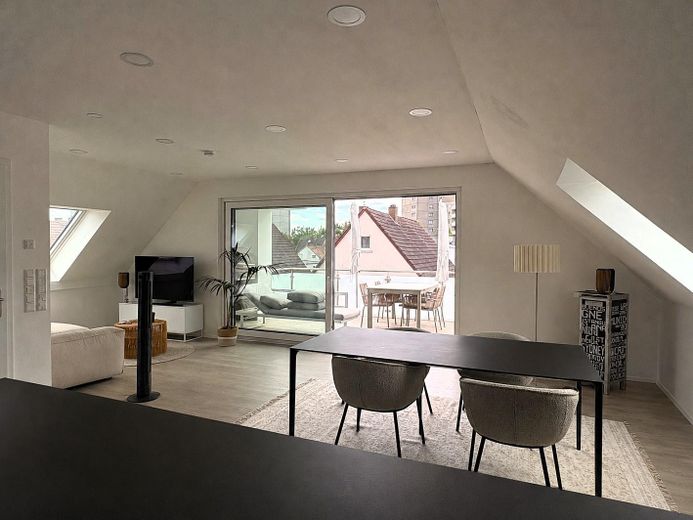 Moderne 4-Zimmer-Dachgeschosswohnung mit Loggia, TG-Stellplatz & Wallbox – Energieklasse A+ – Essen/Wohnen