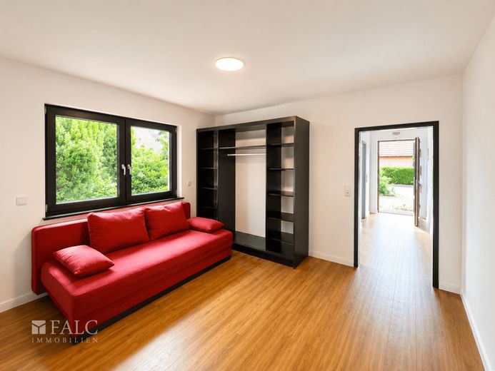Modernisiertes Wohnhaus mit Einliegerwohnung, Smart Home, PV-Anlage und Feldrandlage – Wohnzimmer Einliegerwohnung