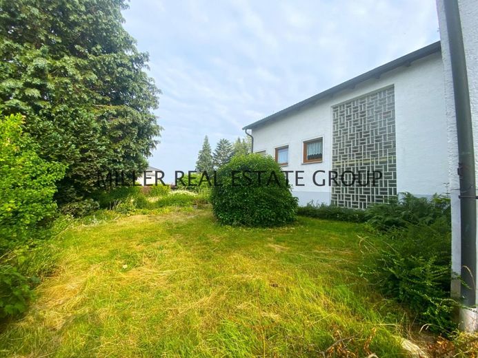 Renovierungsbedürftiges Einfamilienhaus mit großem Grundstück, Garten, Garage und Ausbaupotenzial in Ingolstadt-Pettenhofen! – Außenansicht