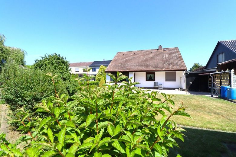 GESUCHT: junge Familie für Einfamilienhaus mit Garage und Vollkeller in WOB-Kreuzheide – Ansicht vom Garten