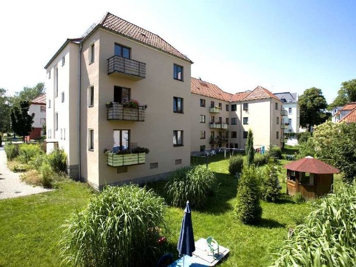 Bel appartement de 2 pièces avec cuisine séparée et cour arrière verdoyante – Photo 1