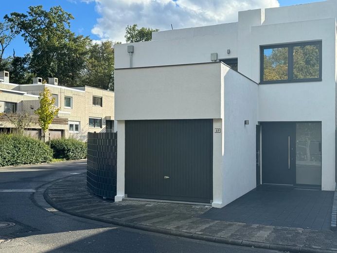 Modernes, großzügiges Einfamilienhaus mit Einliegerwohnung und Garage am Waldrand – Garage