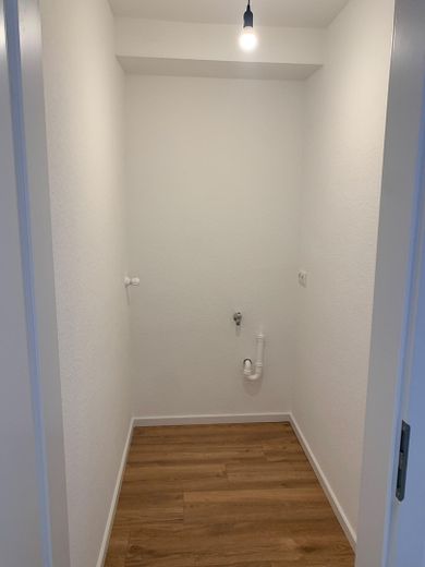 Gruntownie odnowione mieszkanie 3-pokojowe w Neu-Isenburg z balkonem – Abstellkammer 