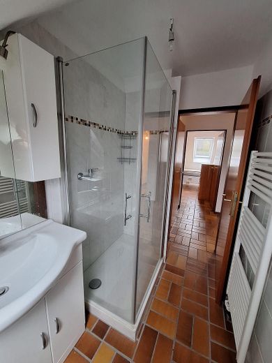 Incantevole appartamento di 2 locali vicino all'UNI / FH con balcone – Bad