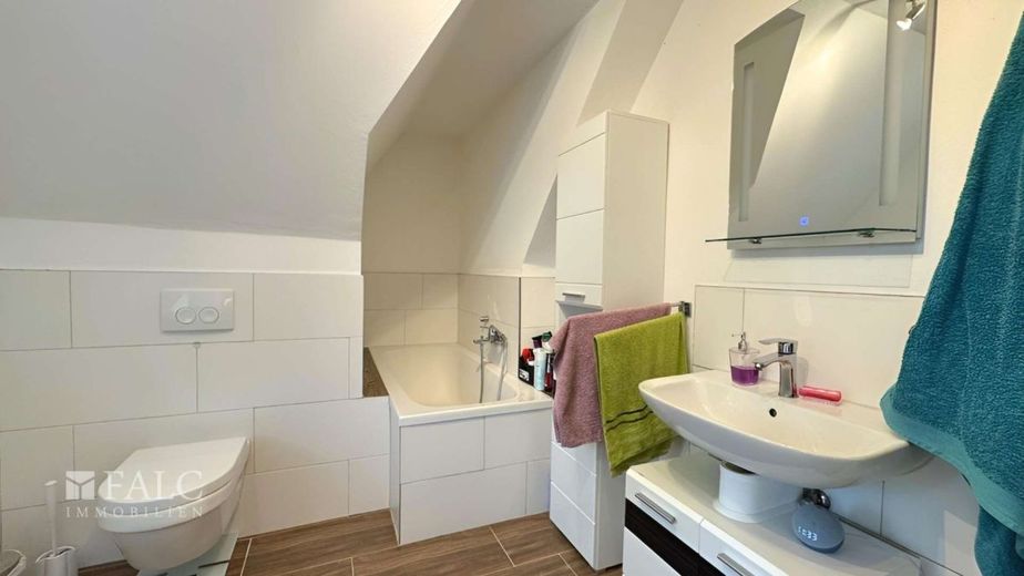***Großzügiges Wohnen auf drei Etagen mit Kamin, Balkon und separater Einliegerwohnung*** – Badezimmer OG