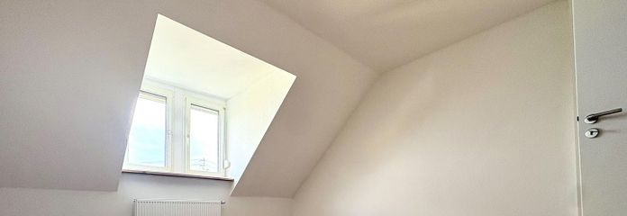 Kernsaniert mit 5,3% Rendite: Provisionsfreies Altbau-Invest nahe Künstlerviertel – Helles Wohnzimmer