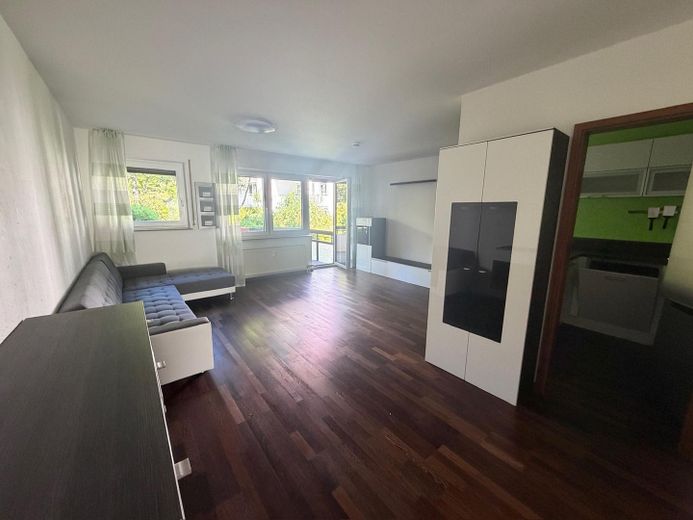 Komisyonsuz! Balkonlu ve EBK'li, tamamen mobilyalı, çekici ve yenilenmiş 2,5 odalı daire – Wohnzimmer