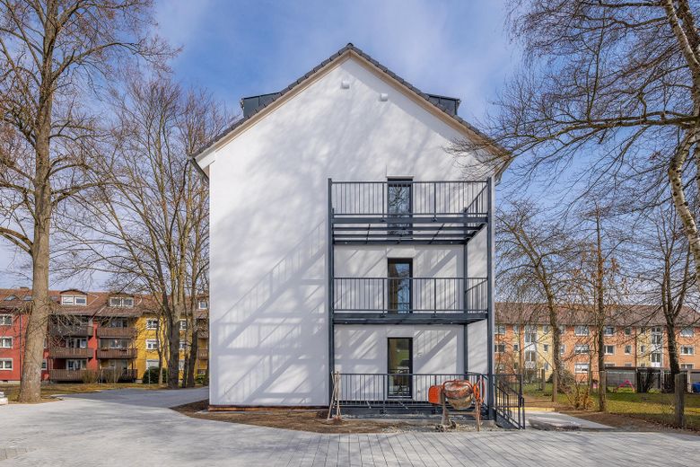 Erstbezug nach Kernsanierung: Helle 3-Zimmer-Wohnung in Mehrfamilienhaus (2.OG) – Aussenansicht