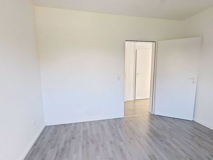 Comfortabel ingerichte 3-kam.-app. met BALKON, inbouwkeuken en ligbad – Ansicht II: Schlafzimmer I