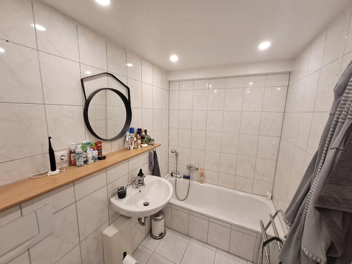 Attraktive Souterrainwohnug mit moderner Küche und Fußbodenheizung – Badezimmer