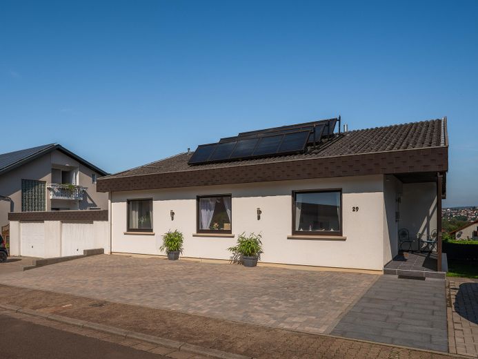Exklusiver freistehender Bungalow mit Einliegerwohnung, Fernblick, Doppelgarage & großem Garten – Foto 42