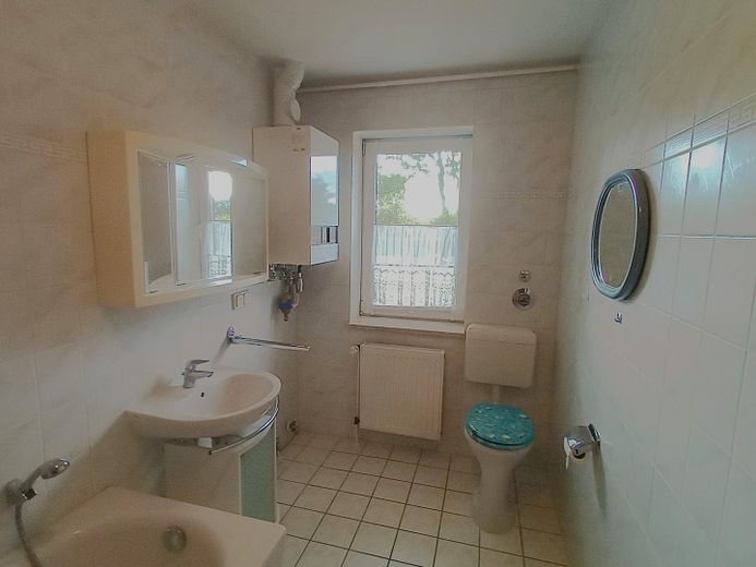 Solides MFH, Schweriner Stadtrand, als Investment o. Eigennutzung, sof. bezugsfähig, 2.505m² Grdst. – Bad EG rechts