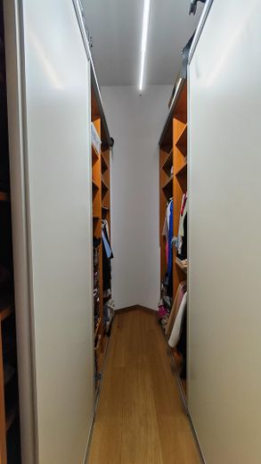 Komisyonsuz: Üç balkonlu, 4,5 odalı eski yapı hayali, ortak bahçe ve çok daha fazlası. – Ankleidezimmer