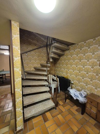 Miejsce dla rodziny – środkowy segment domu szeregowego z ogrodem, balkonem, garażem i instalacją fotowoltaiczną – Treppenaufgang Keller