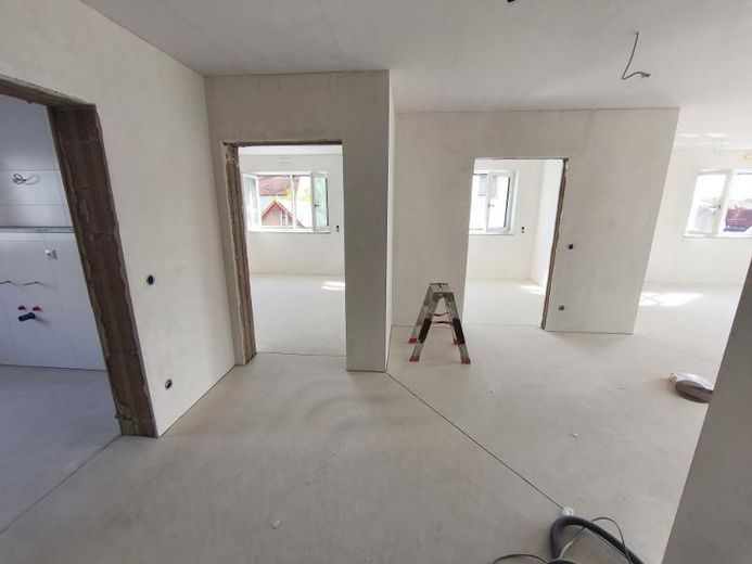 4 Zi. Wohnung (Nr. 7) im OG mit Balkon – Wohnen / Essen / Küche mit Zugang zum Balkon Bild 1