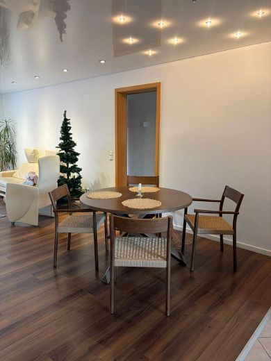 Ruhiges Wohnen ganz oben: Gepflegte 3-Zimmer-Wohnung mit Süd-West-Balkon & Tiefgarage – Photo 5