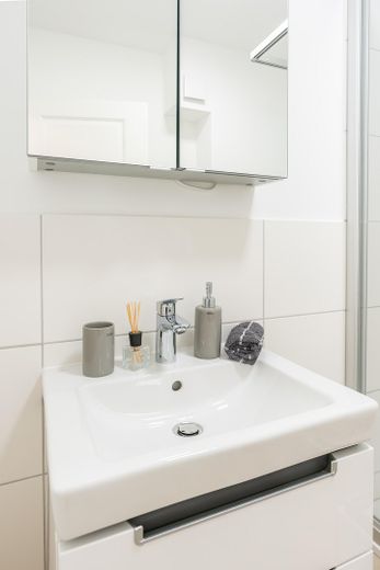 Wohnen auf Zeit - komplett möbliert und renoviert – Badezimmer