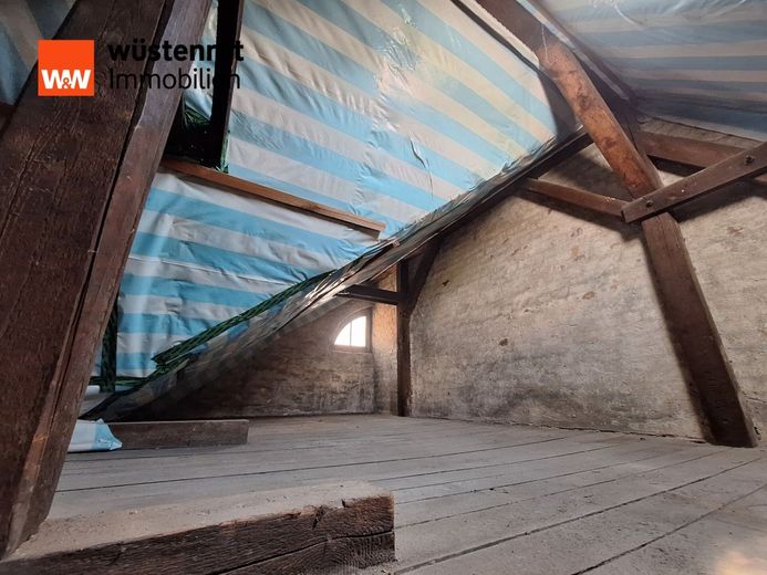 Charmantes Reihenmittelhaus mit schönem Garten in zentraler Wohnlage von Zschornewitz – Dachboden