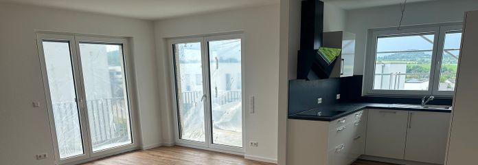 Neubau/ Erstbezug - Moderne 3,5 Zi-Wohnung mit Terrasse – Wohnzimmer/ Esszimmer/ Küche