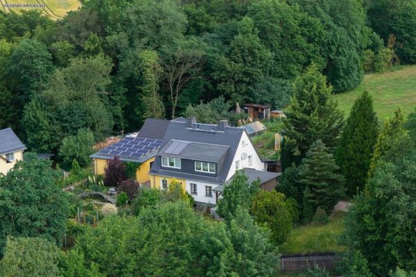 Affascinante casa bifamiliare con moderna pompa di calore, veranda invernale e terreno ben curato a Berga/Elster