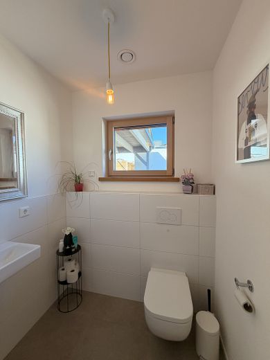 Neubau 2023 | KfW-40+ | PV + Speicher | 135 qm Wohnfläche | 635 qm Grundstück mit Südgarten – Gäste WC
