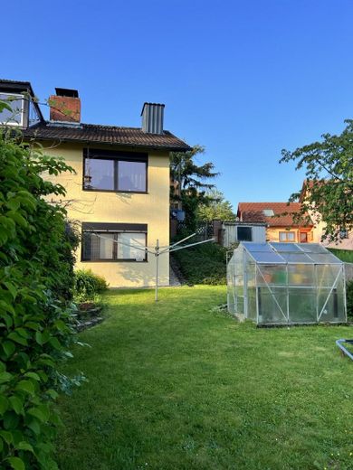 Blick vom Spielfeld zum Haus