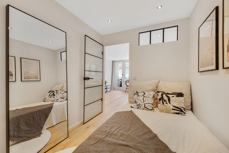 Erstbezug nach Kernsanierung: Exklusive Designerwohnung mit EBK, Balkon & TG-Stellplatz – Schlafzimmer