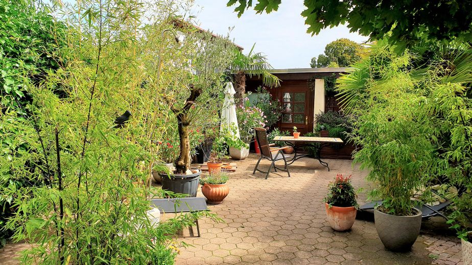 Architektenhaus (3 Wohneinheiten) mit Garten u. Garage – Mediterraner Innenhof 