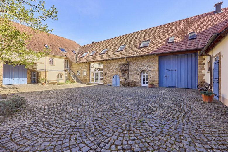 exklusiver Traum im Grünen. 4 Seit-Hof mit Seminarhaus – Innenhof