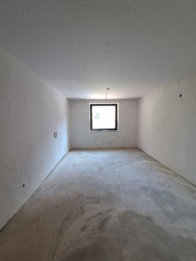 Helle Wohnung (wird saniert) in gepflegtem Haus im Zentrum. Stellplatz/Garage möglich. – Zimmer1