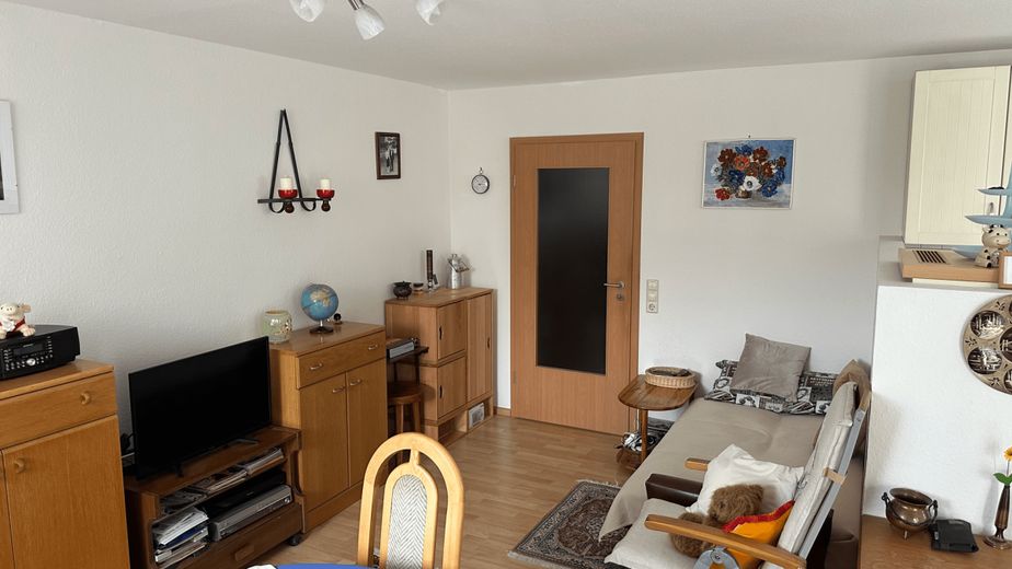 Großzügiges Wohnen mit Balkon: Gepflegte Eigentumswohnung inklusive EBK – Wohnzimmer