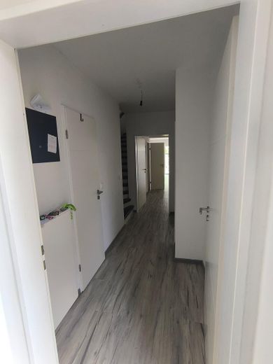 Casa a schiera centrale modernizzata a Ronnenberg, in posizione tranquilla e centrale – Flur