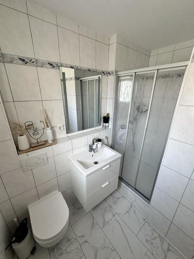 Raumwunder in Bestlage -Stillvolle DHH mit 7 Zimmern & TOP Energieeffizienz A+ – Gäste WC/Bad