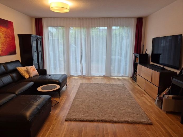 Rijtjeshuis op een toplocatie in Karlsfeld, gezinsvriendelijk, zonder makelaarscourtage – Bodentiefe Fenster Wohnzimmer