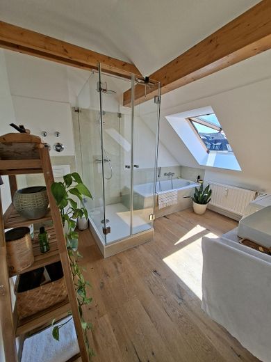 Lutherstraße: 2-Zimmer-Maisonette, fugenloses Bad, tolle Aussicht, Nobilia EBK – Badezimmer mit Dusche