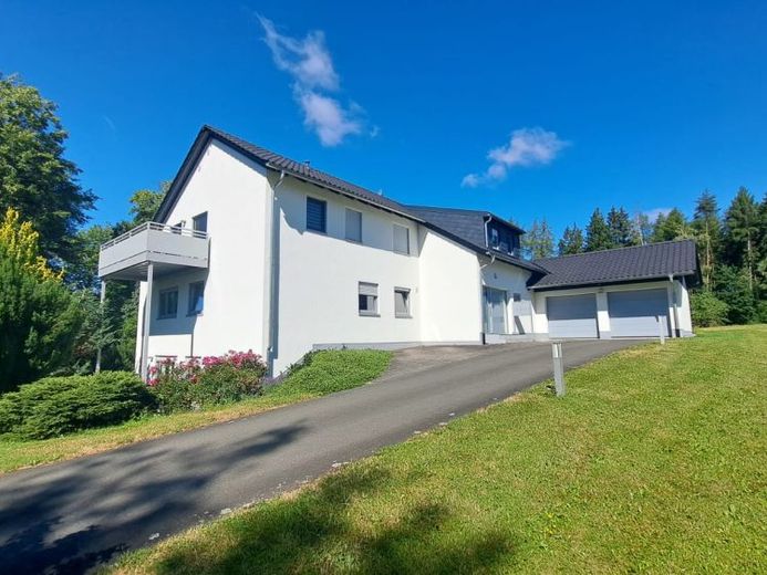 Exclusive, fully renovated condominium with double garage and separate self-contained apartment area in idyllic natural surroundings – Foto 1