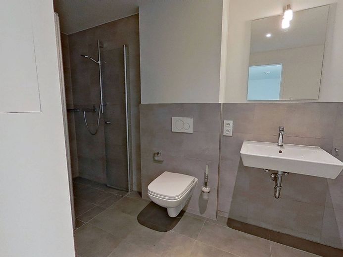 Modernes Wohnen auf zwei Ebenen: Stilvolle Maisonette-Wohnung mit eigenem Garten in Rissen – Ansicht I: Badezimmer I