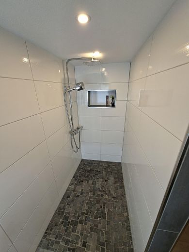 Encantadora casa de entramado de madera con patio interior, dos garajes y mucho potencial – Bad Neuwertig im EG
