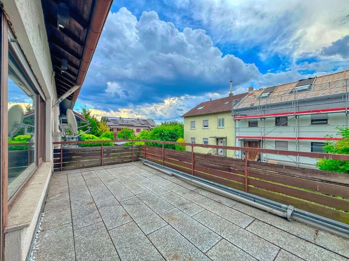 WOHNEN, VERMIETEN, GESTALTEN - Sofort verfügbares 3-Familienhaus in ruhiger Lage von Steinhaldenfeld – Balkon OG
