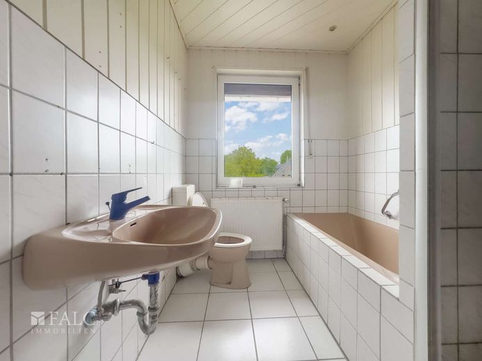 Riesiges Grundstück &amp; viel Potenzial - Zweifamilienhaus mit Ausbaureserve in Reckenfeld – Badezimmer OG